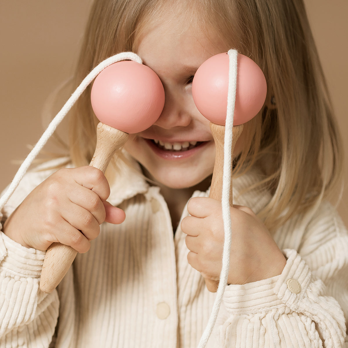 Zo wil elk kind wel touwtjespringen! Het Nobodinoz springtouw indian pink is duurzaam en ligt lekker in de hand. Urenlang buitenspeelplezier gegarandeerd met dit leuke springtouw. VanZus