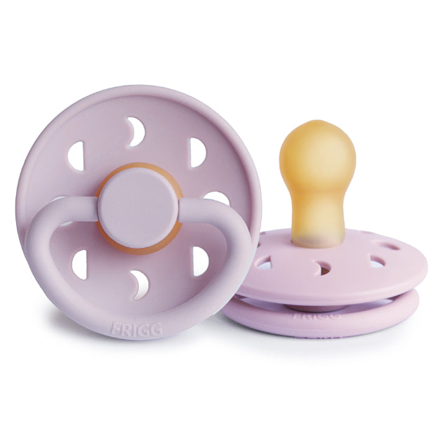 Frigg speen Moon in de kleur soft lilac is een hippe, maar ook hele veilige speen. Een mooi product voor ouders die zowel kijken naar de veiligheid, maar ook naar het design van de producten voor hun oogappel. VanZus