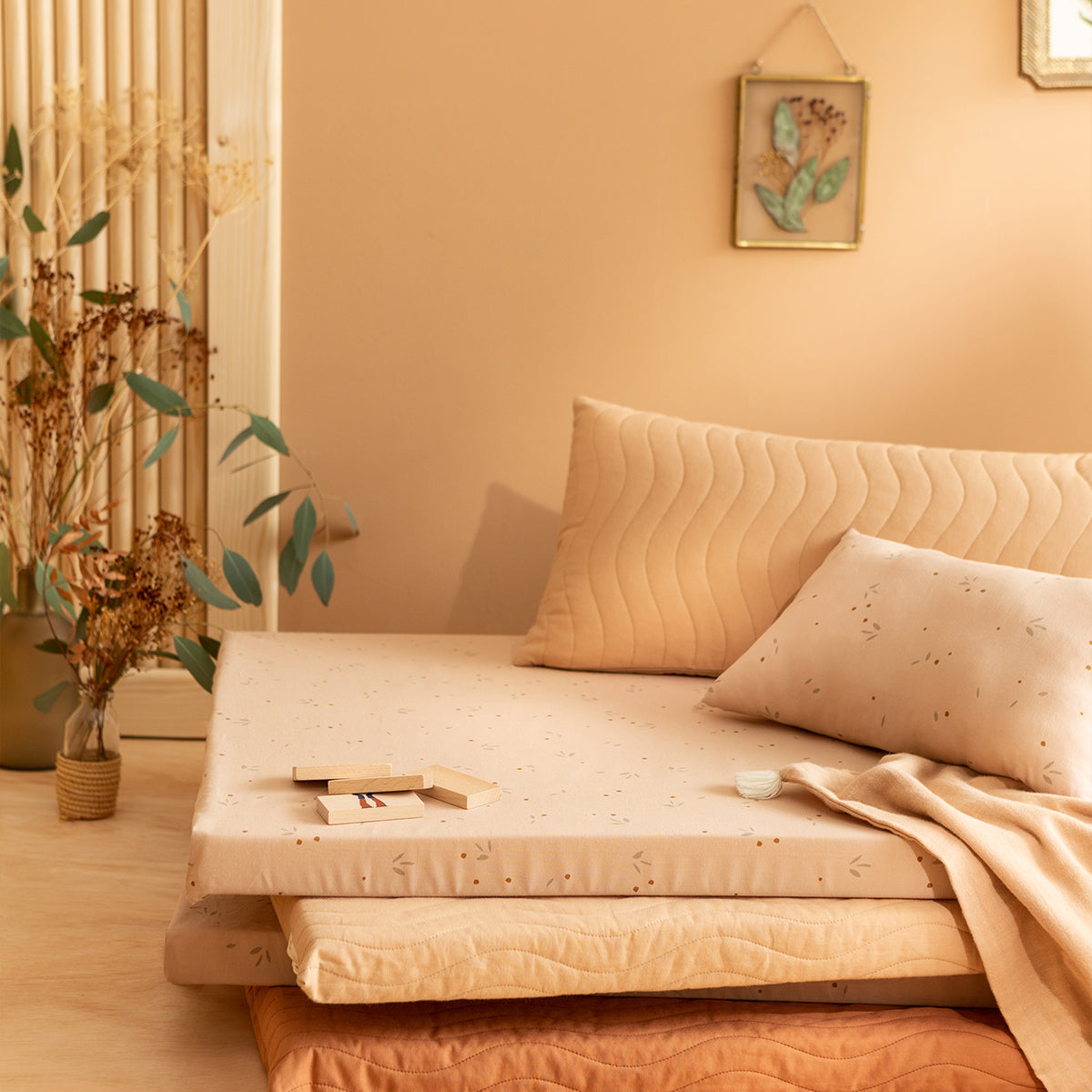 Dit zachte St Barth speelmatras willow dune uit de collectie van het Spaanse Nobodinoz is ideaal om op te spelen, te lezen en te rusten. VanZus