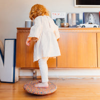 Stapelstein board confetti classic is het perfecte speelgoed voor leuke balansoefeningen, om op te zitten of om te gebruiken in een parcours. Met dit open einde speelgoed zijn de mogelijkheden eindeloos. VanZus.