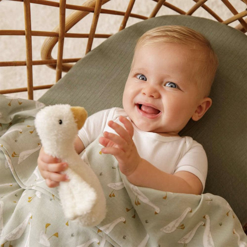 Een prachtig opgemaakt bedje zorgt gelijk voor meer sfeer in de baby- of kinderkamer. Het zachte ledikantlaken little goose van Little Dutch is een echte blikvanger. VanZus
