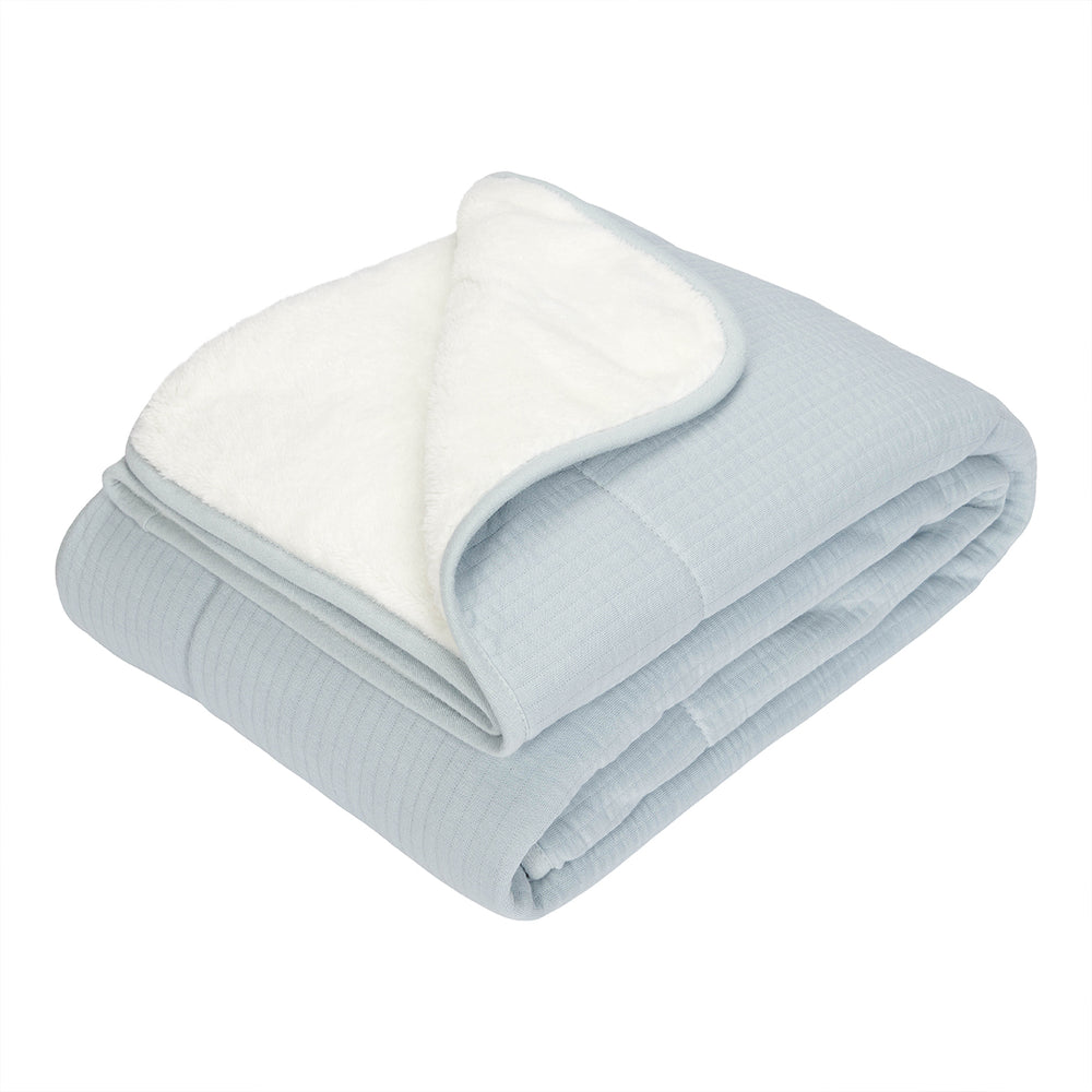 De wiegdeken pure soft blue (lichtblauw) van Little Dutch is multifunctioneel: gebruik het als deken, omslagdoek, sprei of speelkleed. De deken is warm en zacht. Ideaal voor jouw kindje. VanZus