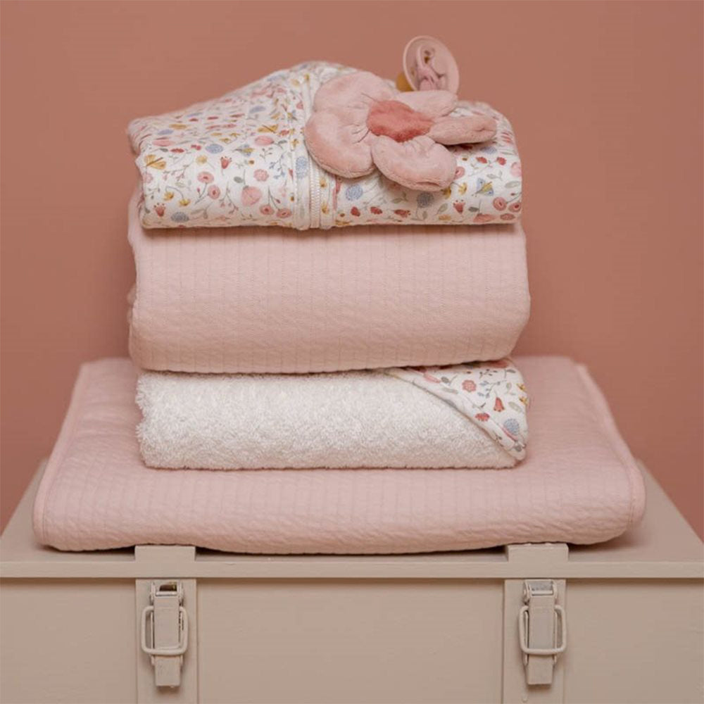 De Little Dutch zomerslaapzak pure soft pink zonder mouwtjes is ideaal tijdens de warme zomerdagen. Een slaapzak zorgt ervoor dat jouw kindje comfortabel en veilig kan slapen. VanZus