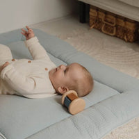 Extra comfort en een blikvanger in de box? Het boxkleed Pure soft blue van Little Dutch is zacht en stevig gevuld zodat jouw kindje fijn kan liggen, spelen en kruipen. Ook kan hij gebruikt worden als speelkleed. VanZus