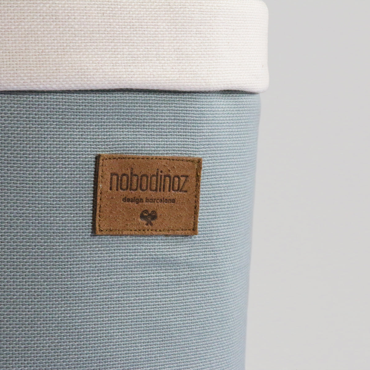 Het Tango mandje klein riviera blue is een schattig en praktisch mandje van het mooie merk Nobodinoz. Met het hebben van kinderen zijn er ineens heel wat spulletjes aanwezig in huis en het kan soms lastig zijn om alles georganiseerd te houden. VanZus