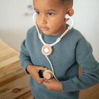 Met de Tryco doktersset in koffertje kan jouw kindje heerlijk doktertje of ziekenhuisje spelen. Dankzij de vele accessoires voelt jouw kindje zich nét een echte dokter. VanZus.