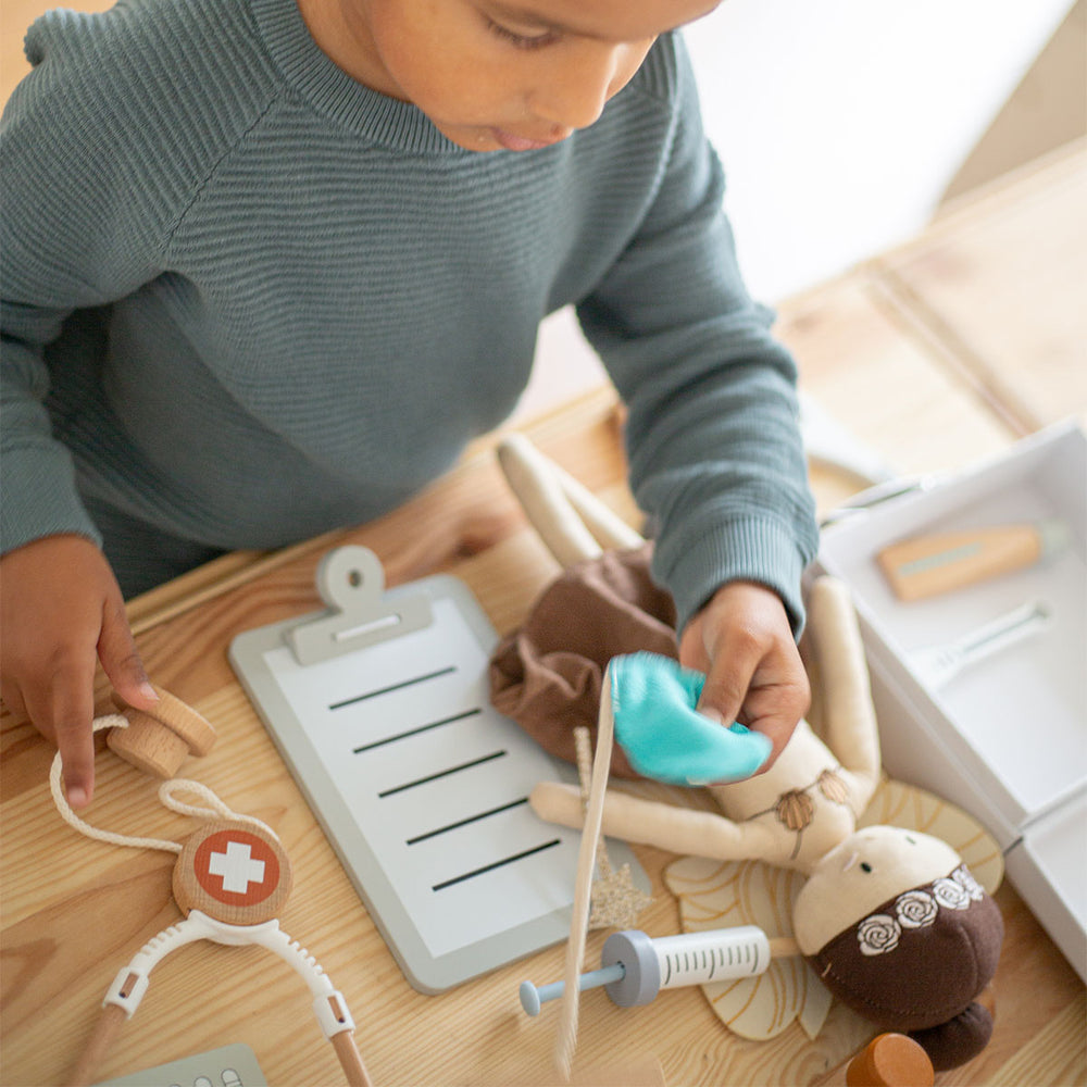 Met de Tryco doktersset in koffertje kan jouw kindje heerlijk doktertje of ziekenhuisje spelen. Dankzij de vele accessoires voelt jouw kindje zich nét een echte dokter. VanZus.