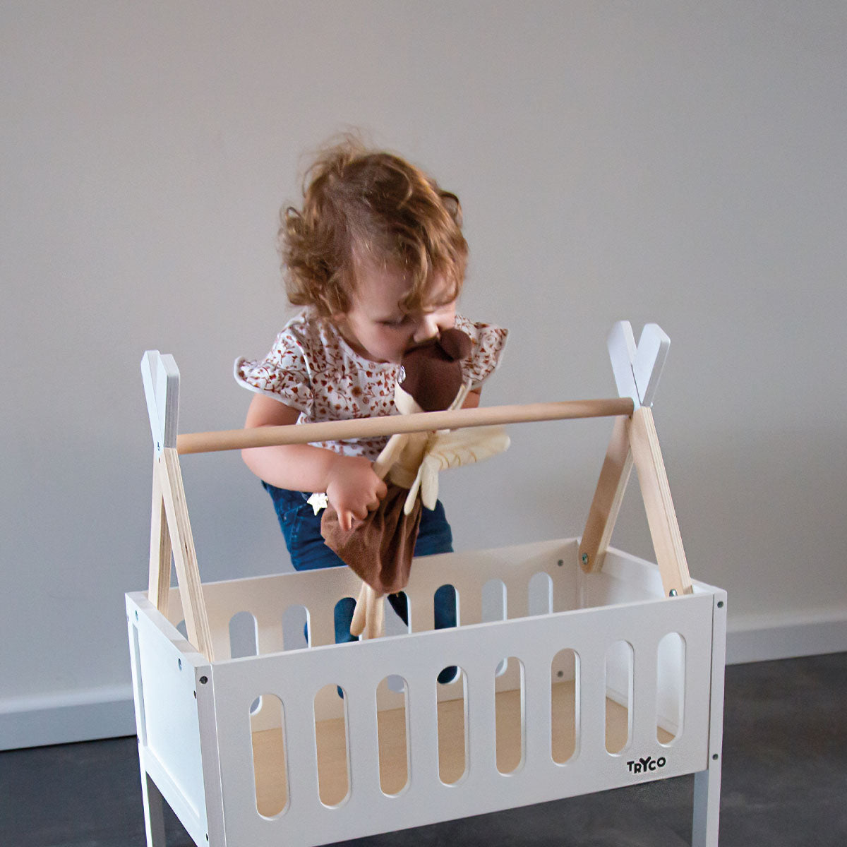 Het Tryco poppenbed tipi is perfect voor jouw kleine poppenmoeder of -vader. Het poppenbedje heeft een leuk, modern ontwerp. Ook heeft het poppenwiegje tipi stokken waar vlaggetjes aan hangen. VanZus.