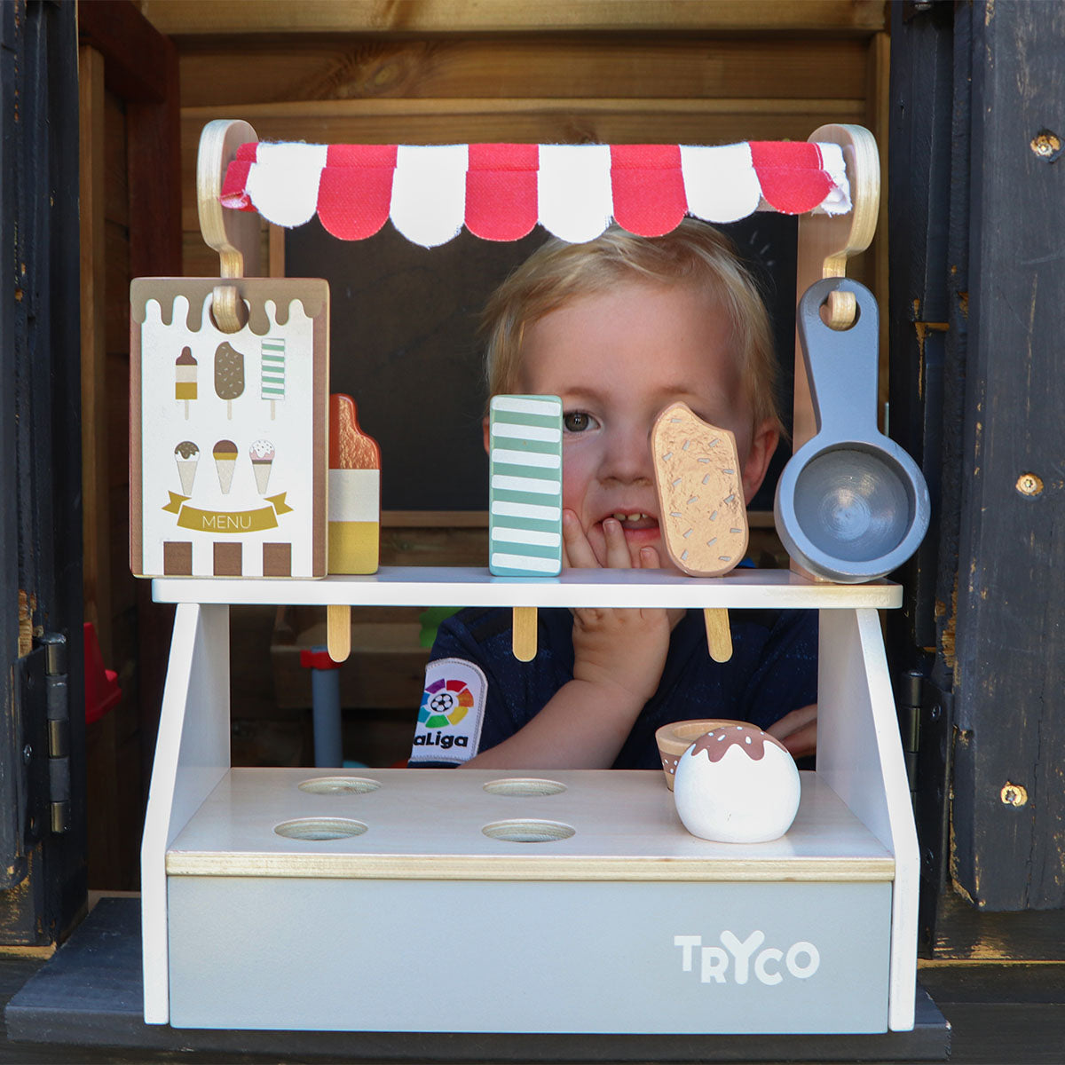 De Tryco ijskraam is het perfecte speelgoed voor een rollenspel van jouw kindje! Een raketje of toch liever schepijs? Bij deze leuke ijskraam is van alles te krijgen. VanZus.