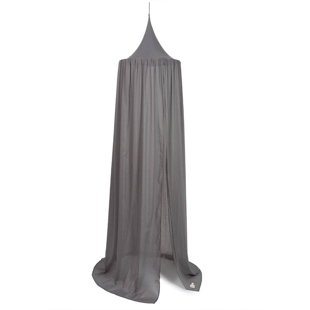 De Vera klamboe slate grey van Nobodinoz is perfect om in de kinderkamer te hangen. Deze klamboe is makkelijk op te hangen en geeft net dat beetje extra aan het babybedje. VanZus