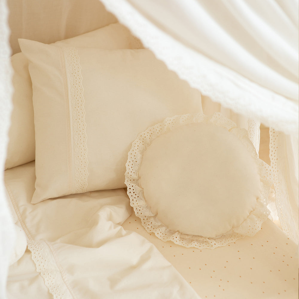 Het Nobodinoz Vera Eyelet kant dekbedovertrek in de kleur natural is een prachtige toevoeging aan elke slaapkamer van een kindje. Dit elegante dekbedovertrek is gemaakt van hoogwaardig katoen. VanZus