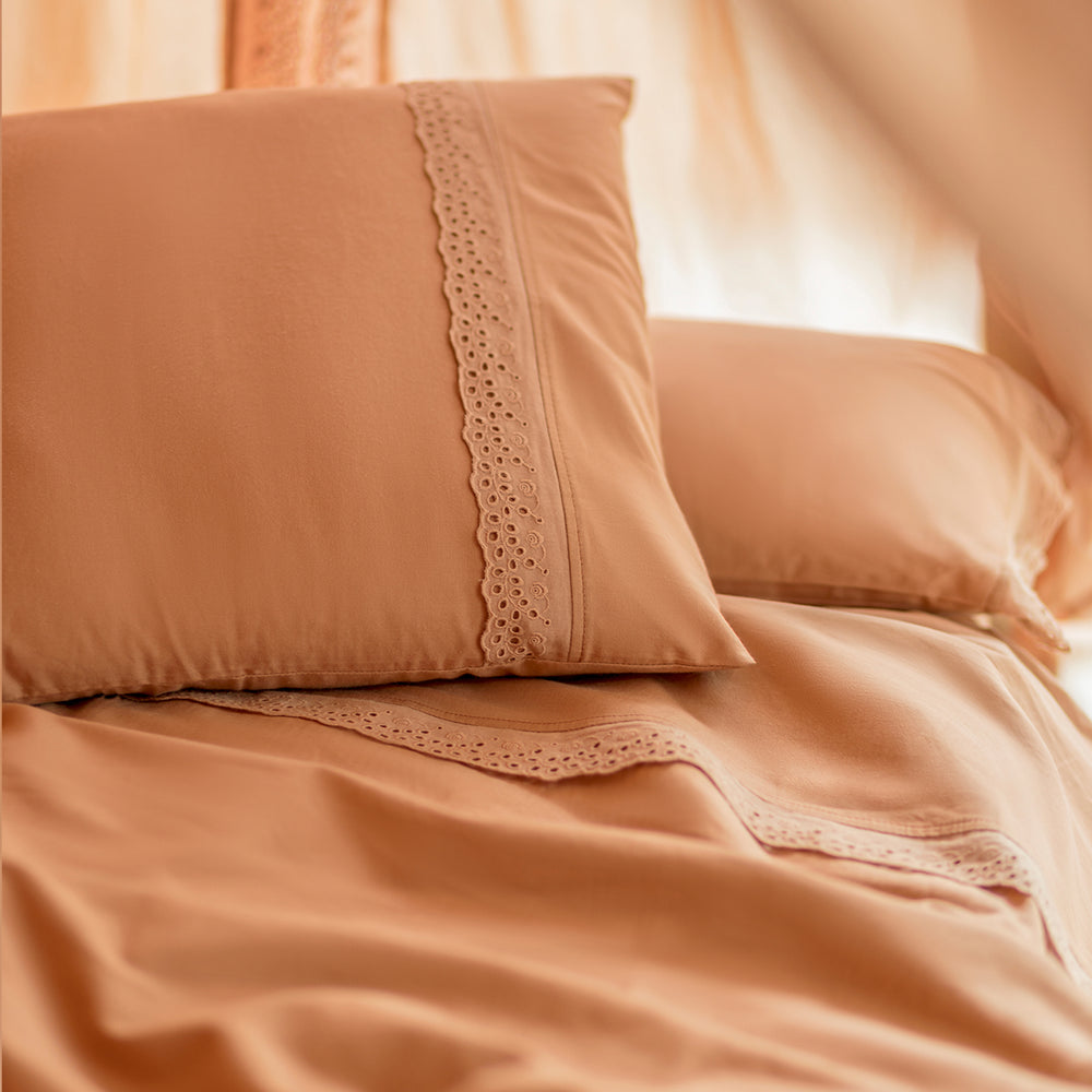 Het Nobodinoz Vera Eyelet kant dekbedovertrek in de kleur sienna brown is een prachtige toevoeging aan elke slaapkamer van een kindje. Dit elegante dekbedovertrek is gemaakt van hoogwaardig katoen. VanZus