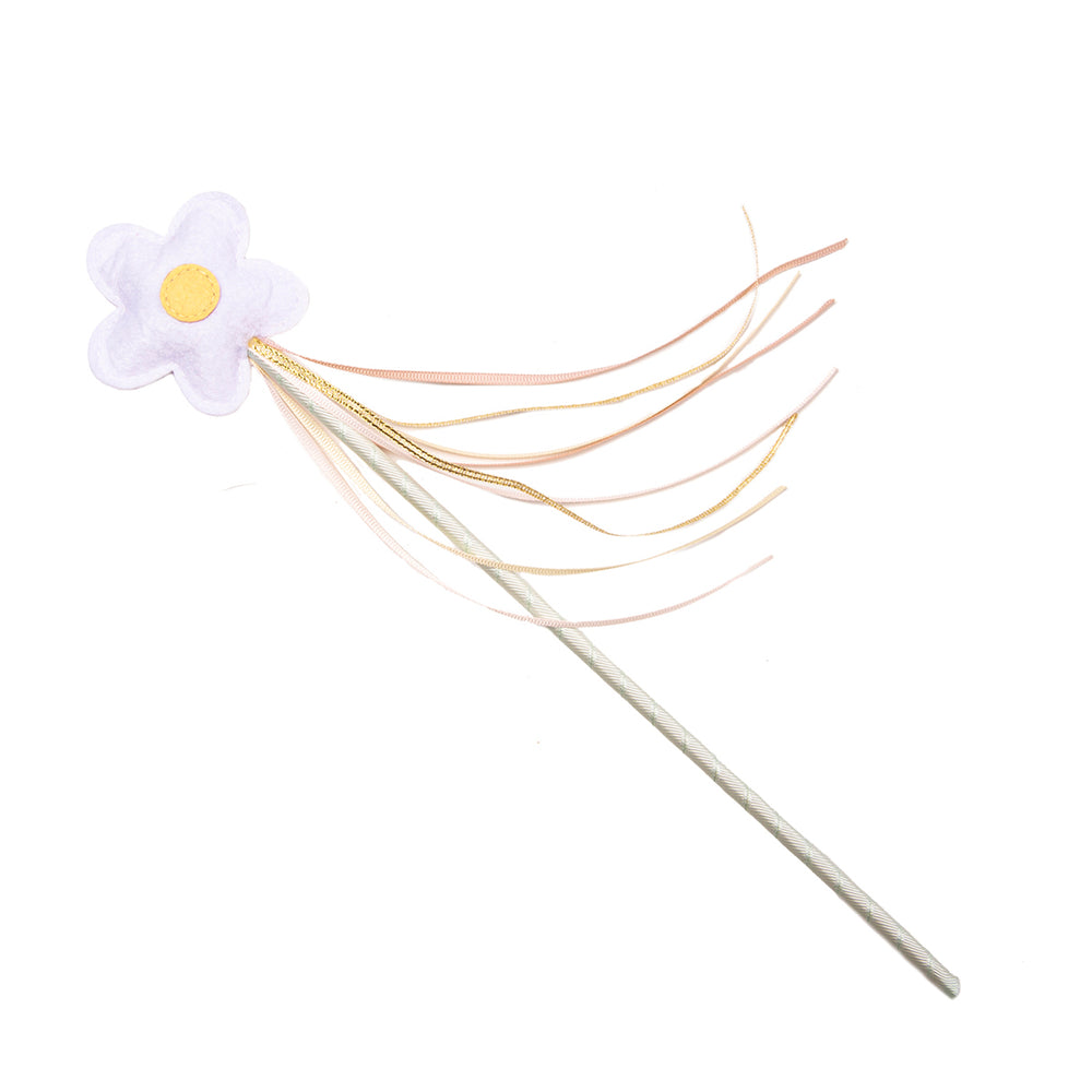 Tover jouw mini om tot een prinses, fee of mini hippie met de daisy toverstaf van Rockahula. Versierd met een schattig madeliefje, luxe stof en sierlijke linten. Toveren maar voor flower power! VanZus