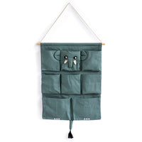 Extra opbergruimte aan het bed of de box voor het favoriete boekje of speen van jouw kindje. De wall organizer olifant met geborduurde dierenkop en oortjes van Roommate is decoratief én functioneel. VanZus