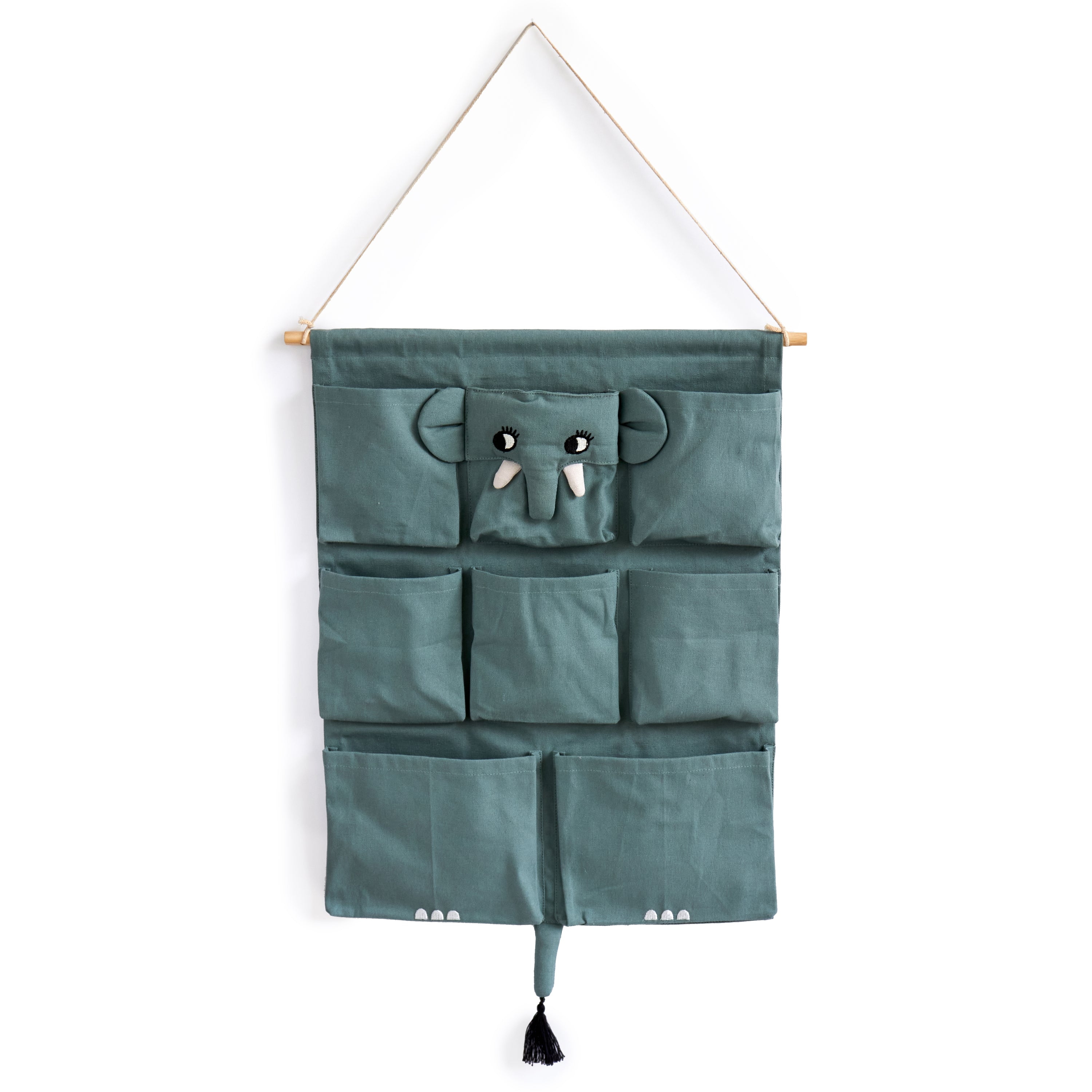 Extra opbergruimte aan het bed of de box voor het favoriete boekje of speen van jouw kindje. De wall organizer olifant met geborduurde dierenkop en oortjes van Roommate is decoratief én functioneel. VanZus