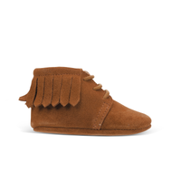 Op zoek naar stijlvolle (eerste) schoentjes van goede kwaliteit? Dat zijn de Mavies fringe boots. De babyschoenen zijn van camelkleurig leer met een trendy fringe randje en hebben een boots-model. VanZus.