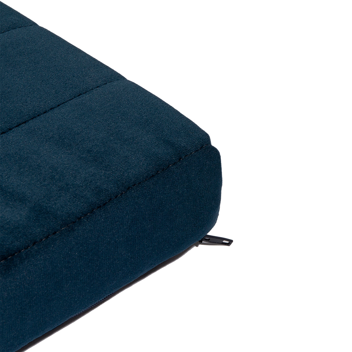 Maak de speel- of leeshoek van je kleintje nog gezelliger en zachter met de Nobodinoz Zanzibar velvet speelmatras in de prachtige kleur night blue. Deze matras is perfect om onder een speeltentje te leggen. VanZus