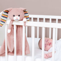 Wil jij jouw baby helpen om in slaap te vallen en te blijven? Dan biedt de ZAZU Baby ZAZU Baby comforter rabbit Becky pink de oplossing met deze schattige hartslag- en muziekknuffeldoek in de vorm van een konijn. VanZus.