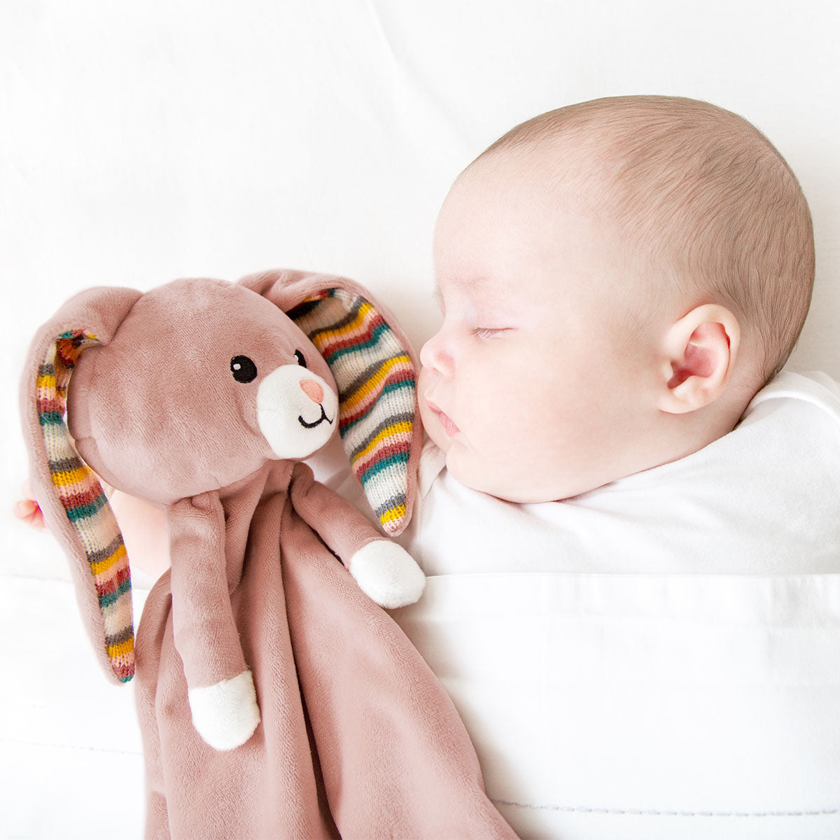 Wil jij jouw baby helpen om in slaap te vallen en te blijven? Dan biedt de ZAZU Baby ZAZU Baby comforter rabbit Becky pink de oplossing met deze schattige hartslag- en muziekknuffeldoek in de vorm van een konijn. VanZus.