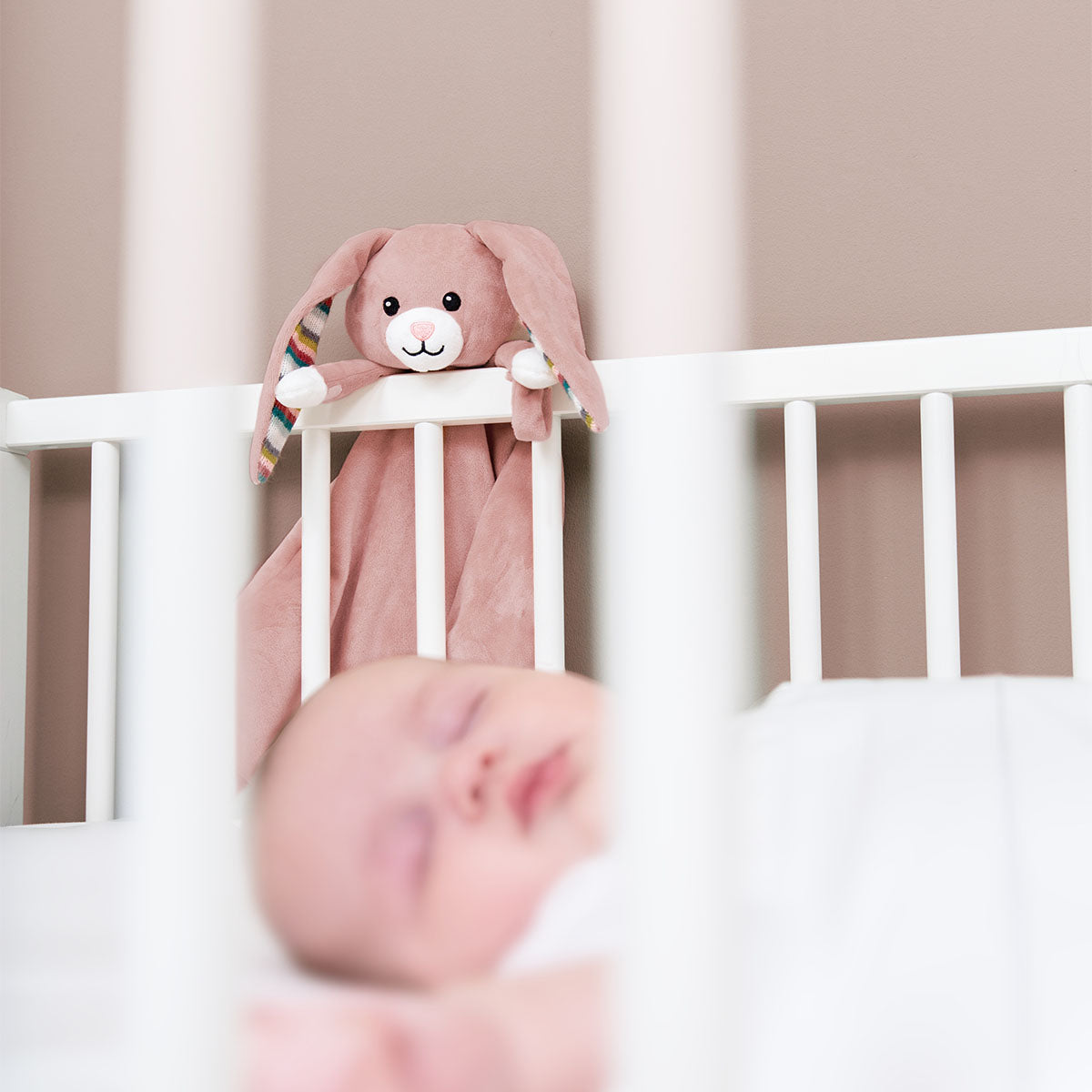 Wil jij jouw baby helpen om in slaap te vallen en te blijven? Dan biedt de ZAZU Baby ZAZU Baby comforter rabbit Becky pink de oplossing met deze schattige hartslag- en muziekknuffeldoek in de vorm van een konijn. VanZus.