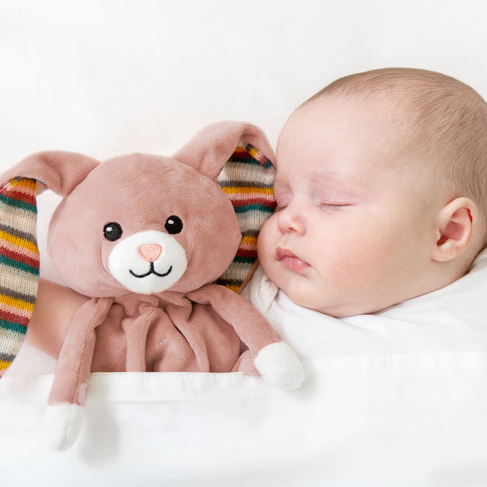 Wil jij jouw baby helpen om in slaap te vallen en te blijven? Dan biedt de ZAZU Baby ZAZU Baby comforter rabbit Becky pink de oplossing met deze schattige hartslag- en muziekknuffeldoek in de vorm van een konijn. VanZus.