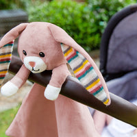 Wil jij jouw baby helpen om in slaap te vallen en te blijven? Dan biedt de ZAZU Baby ZAZU Baby comforter rabbit Becky pink de oplossing met deze schattige hartslag- en muziekknuffeldoek in de vorm van een konijn. VanZus.