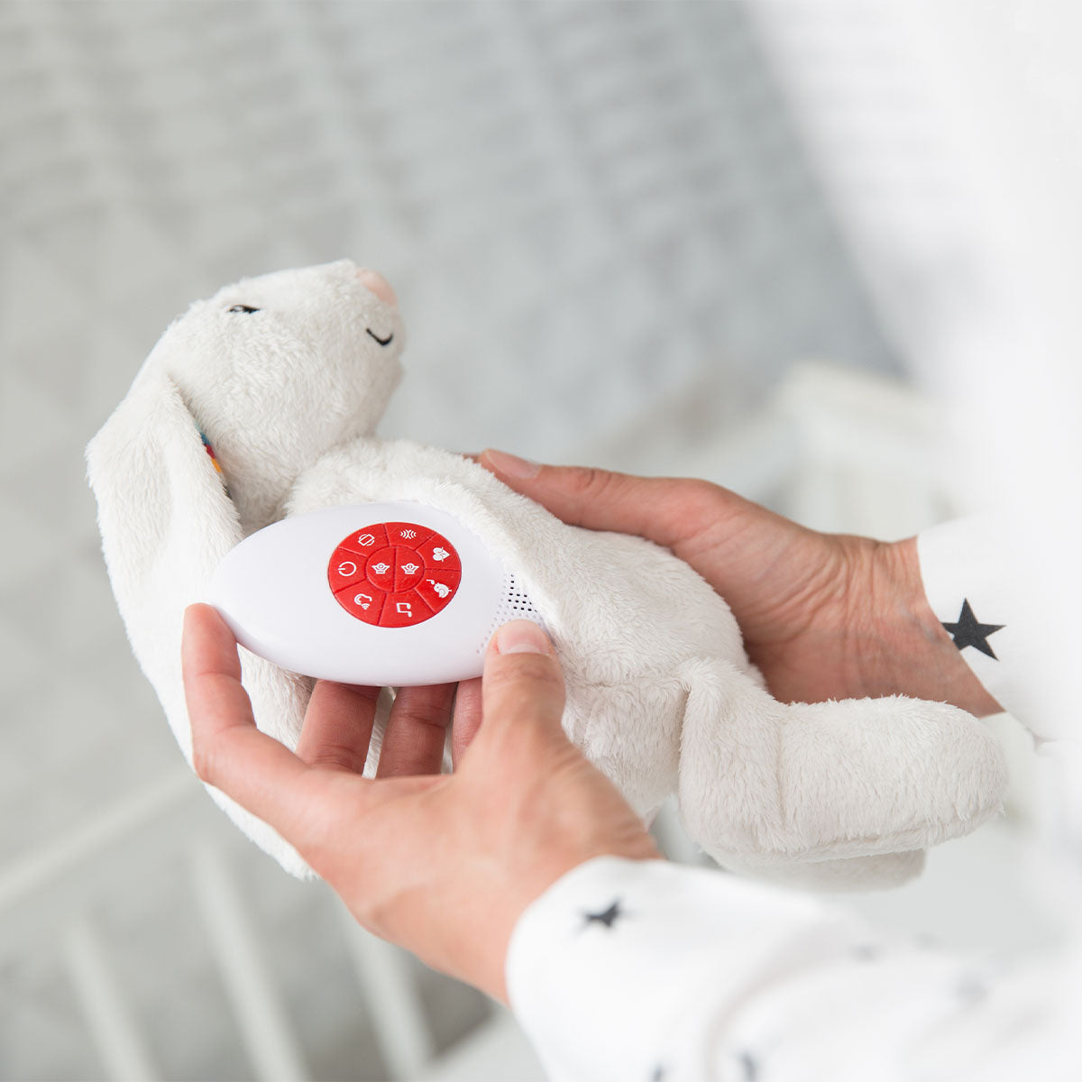 Wil jij jouw baby helpen om in slaap te vallen en te blijven? Dan biedt de ZAZU hartslagknuffel Rabbit heartbeat de oplossing met deze schattige hartslag- en muziekknuffel in de vorm van een wit konijn. VanZus.