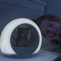Op zoek naar een trendy nachtlampje voor op de baby- of kinderkamer? Dat is Nachtlampje bear Billy green van ZAZU. Dit lampje met een beertje helpt jouw kindje in slaapvallen en verlicht de kamer met een zacht schijnsel. VanZus.