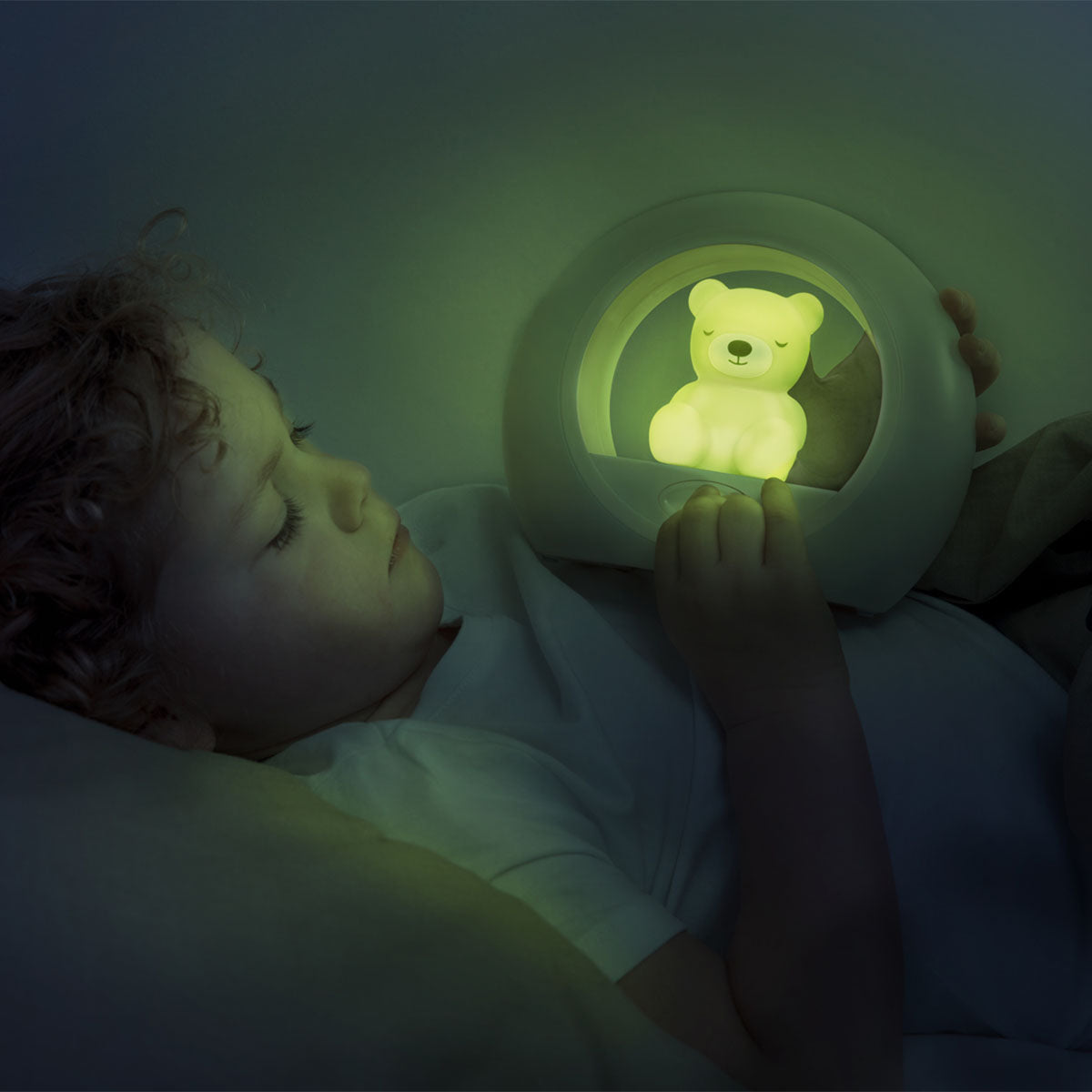 Op zoek naar een trendy nachtlampje voor op de baby- of kinderkamer? Dat is Nachtlampje bear Billy green van ZAZU. Dit lampje met een beertje helpt jouw kindje in slaapvallen en verlicht de kamer met een zacht schijnsel. VanZus.
