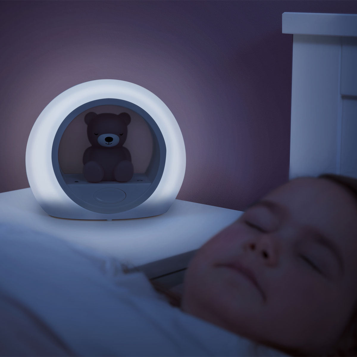 Op zoek naar een trendy nachtlampje voor op de baby- of kinderkamer? Dat is Nachtlampje bear Billy purple van ZAZU. Dit lampje met een beertje helpt jouw kindje in slaapvallen en verlicht de kamer met een zacht schijnsel. VanZus.