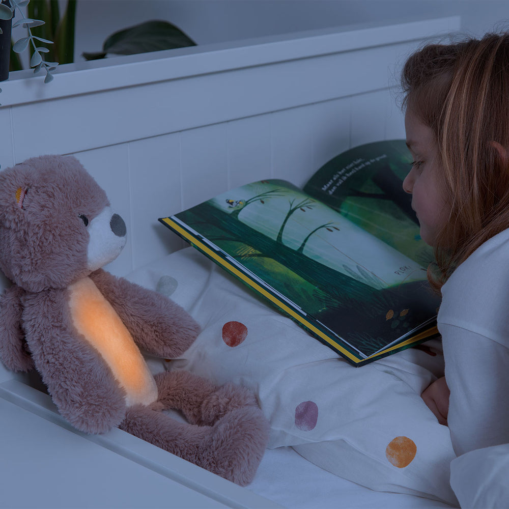 De ZAZU Slaaptrainer Brody the bear pink is een nachtlamp in de vorm van een blauwe knuffelbeer met timer en muziek. Een handig hulpmiddel voor kinderen om ze te leren wanneer het dag-nacht/bedtijd-speeltijd is. VanZus.