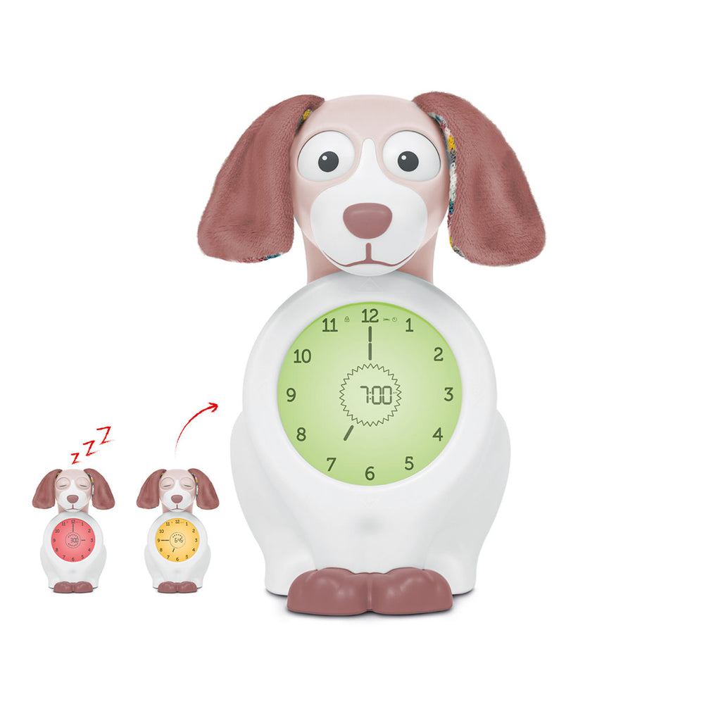 De ZAZU Slaaptrainer dog Davy pink is een klok met lamp en timer in de vorm van een knuffelhond. Hij is het hulpmiddel voor kinderen om ze het onderscheid te leren maken tussen dag-nacht en bedtijd-speeltijd. VanZus.