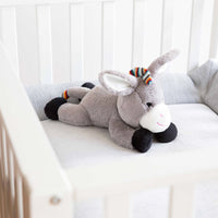 Wil jij jouw baby helpen om in slaap te vallen en te blijven? Dan biedt de ZAZU hartslagknuffel Don the donkey heartbeat de oplossing met deze schattige hartslag- en muziekknuffel in de vorm van een ezel. VanZus.