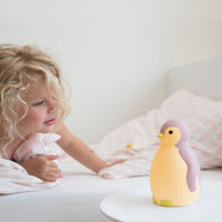 De ZAZU Slaaptrainer Pam the penguïn pink is een nachtlamp in de vorm van een pinguïn met timer en draadloze speaker. Een handig hulpmiddel voor kids om ze te leren wanneer het dag-nacht/bedtijd-speeltijd is. VanZus.