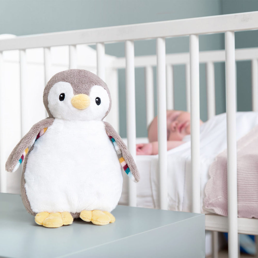 Wil je jouw baby helpen om in slaap te vallen en te blijven? Dan biedt de ZAZU Baby sleep susher Phoebe de oplossing met deze schattige hartslag-, muziek- en lichtknuffel in de vorm van een schattige grijze pinguïn. VanZus.