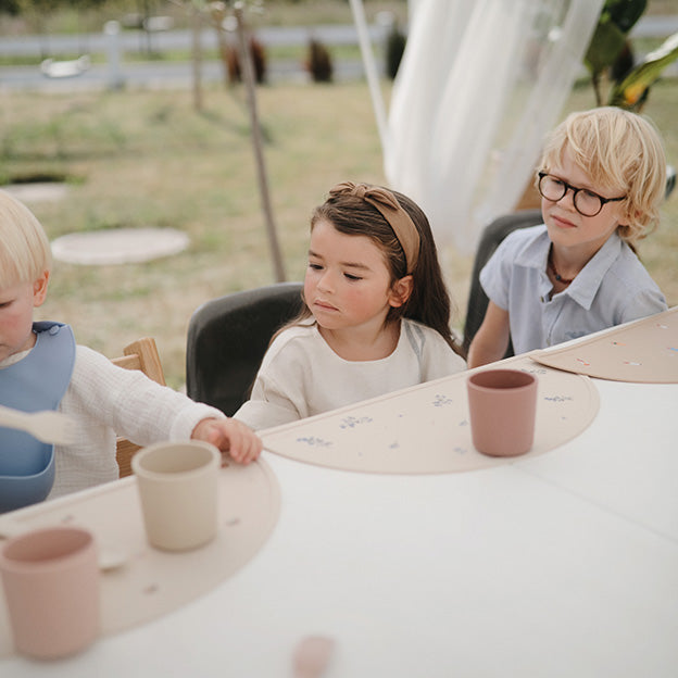De mushie beker blush (2 stuks) is een drinkbeker die geschikt is voor kleine handen van peuter en kleuter en om zelf te leren drinken. Onbreekbaar, pastelkleuren en geschikt voor zowel vaatwasser als magnetron. Bijpassend kinderservies verkrijgbaar. 
