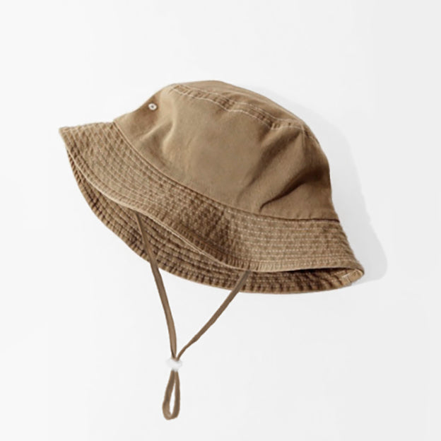 De Mrs. Ertha bucket hat in de kleur peanut is de ideale hoed voor de warme dagen. Het hoedje kan door middel van een koord strakker worden getrokken, waardoor de hoed niet van het hoofd af kan vallen.