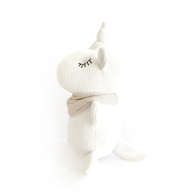 De Mrs Ertha unicorn rammelknuffel Mrs. Ertha ivory is een perfect kraamcadeau voor een baby, maar ook heel leuk voor een ouder kind. De eenhoorn knuffel rammelt bij beweging. Organisch katoen en met rammelaar binnenin. 