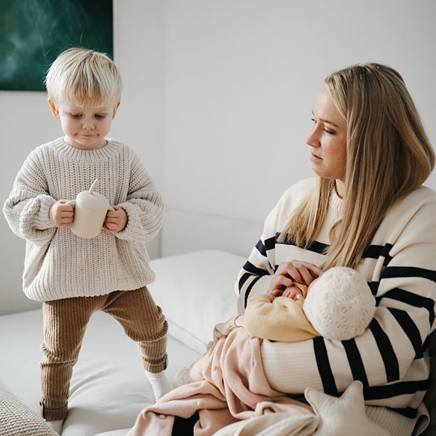 Zelf leren drinken wordt een feestje met de Mushie siliconen oefenbeker met rietje. Geschikt voor baby, peuter en kleuter. Maak de overgang naar zelf drinken uit een glas of mok makkelijker met deze trainingsbeker. 