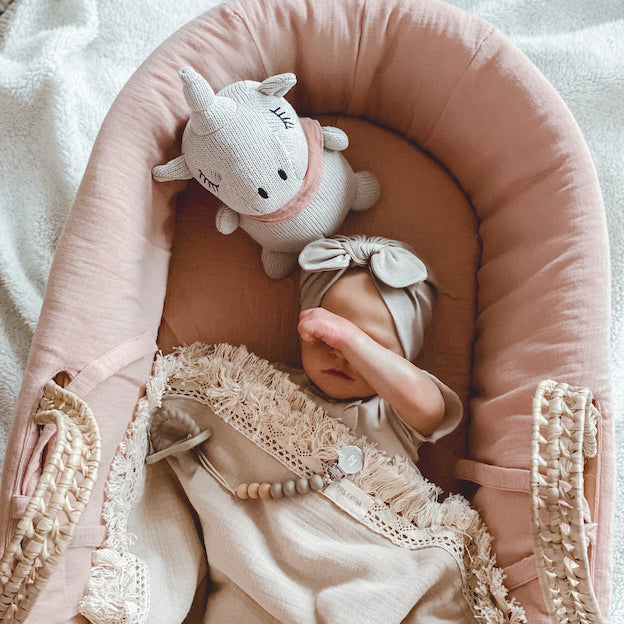 De unicorn rammelknuffel van Mrs. Ertha in de kleur peach is een perfect kraamcadeau voor een baby, maar ook heel leuk voor een ouder kind. De eenhoorn knuffel rammelt bij beweging. Organisch katoen en met rammelaar binnenin. 