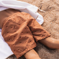 Steel de show op het strand of in het zwembad in de Mrs. Ertha zwemshort peachy vanzus