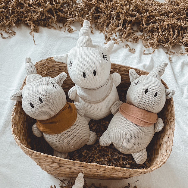 De Mrs Ertha unicorn rammelknuffel Mrs. Ertha ivory is een perfect kraamcadeau voor een baby, maar ook heel leuk voor een ouder kind. De eenhoorn knuffel rammelt bij beweging. Organisch katoen en met rammelaar binnenin. 