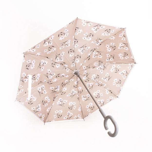 Trotseer de regen met deze leuke Mrs Ertha paraplu Brellies flower garden. De paraplu met print heeft een omgekeerde sluiting waardoor de buitenzijde naar binnen inklapt. Zowel voor paraplu voor volwassene als kinderparaplu voor een kind. VanZus