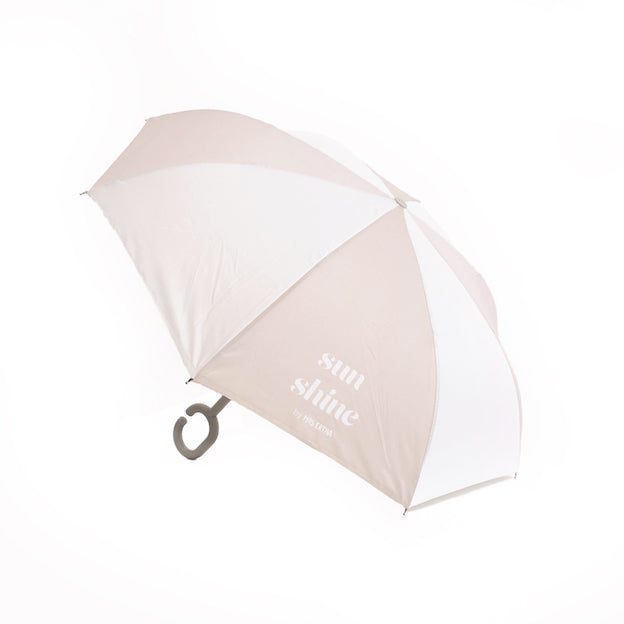 Trotseer de regen met deze leuke Mrs Ertha paraplu Brellies classic squares. De paraplu met print heeft een omgekeerde sluiting waardoor de buitenzijde naar binnen inklapt. Zowel voor paraplu voor volwassene als kinderparaplu voor een kind. VanZus