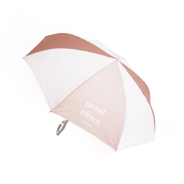 Trotseer de regen met deze leuke Mrs Ertha paraplu Brellies animal spots. De paraplu met print heeft een omgekeerde sluiting waardoor de buitenzijde naar binnen inklapt. Zowel voor paraplu voor volwassene als kinderparaplu voor een kind. VanZus