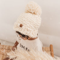 Heerlijk warm blijven met de Mrs Ertha bennies muts vanilla. De mutsen zijn extreem zacht, voorzien van een schattige pompom en een echte musthave voor de koude dagen. Houd je kind lekker warm met deze handgemaakte muts. 