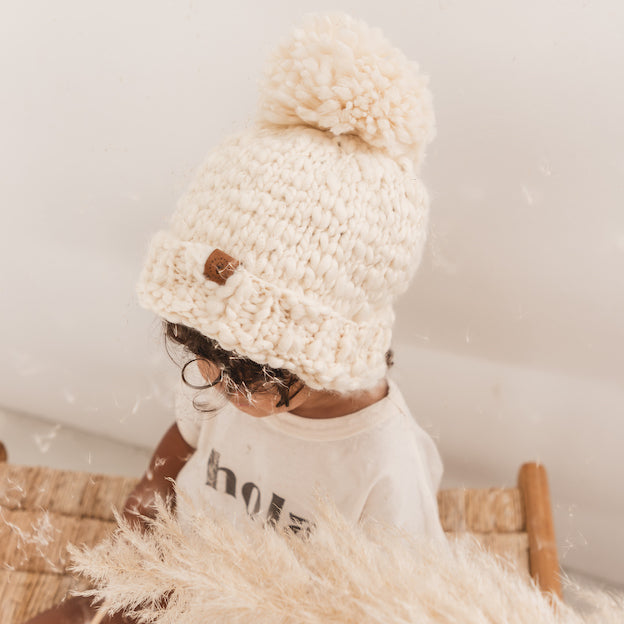 Heerlijk warm blijven met de Mrs Ertha bennies muts vanilla. De mutsen zijn extreem zacht, voorzien van een schattige pompom en een echte musthave voor de koude dagen. Houd je kind lekker warm met deze handgemaakte muts. 