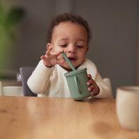 Met deze handige siliconen drinkbeker ash green van Jollein kan jouw kleine vanaf 6 maanden al beginnen met zelfstandig leren drinken vanzus