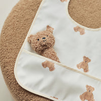 Hoe schattig is deze rammelaar teddy bear biscuit van Jollein? De rammelaar is ook voor kleine handjes gemakkelijk te pakken en vast te houden. In de rammelaar zit een belletje wat rinkelt als je baby de rammelaar beweegt. De rammelaar is gemaakt van heerlijk zacht en knuffelbaar teddy.