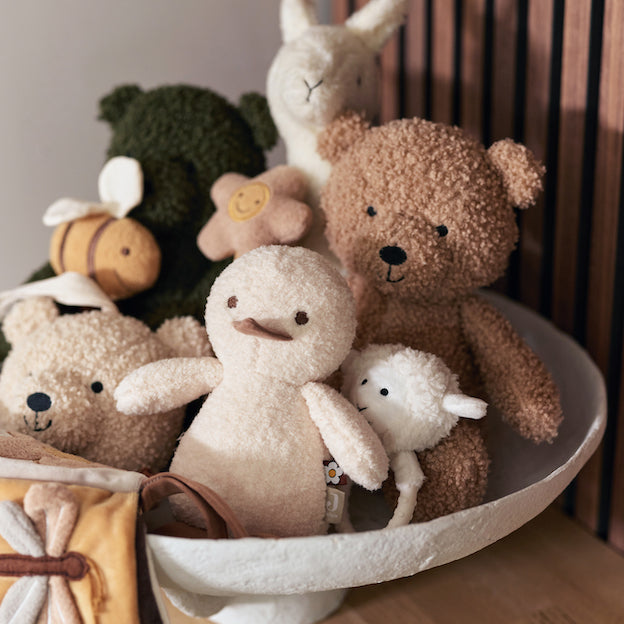 Knuffelen en spelen met de knuffel teddy bear biscuit van Jollein. De teddy bear is gemaakt van heerlijk zacht bouclé en is ook geschikt als accessoire op de plank of op de commode. Ook leuk als kraamcadeau!